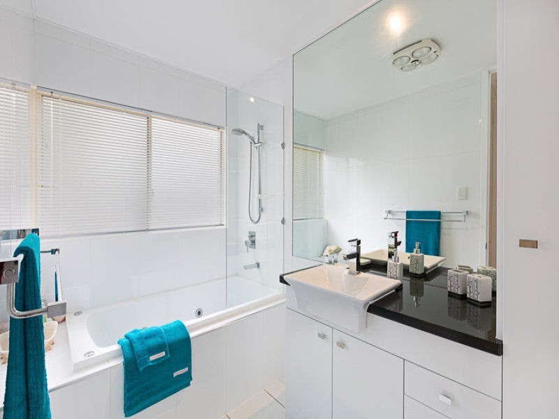4 Mitchell Court, Mount Ommaney QLD 4074