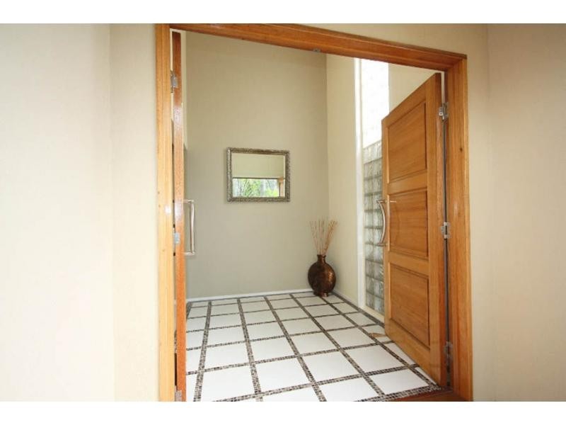 4 Mitchell Court, Mount Ommaney QLD 4074