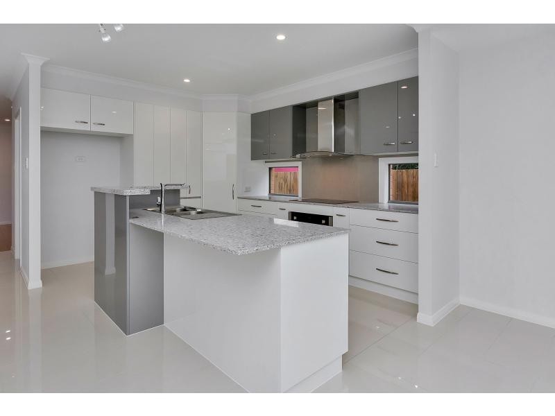 16 Howard Street, Oxley QLD 4075