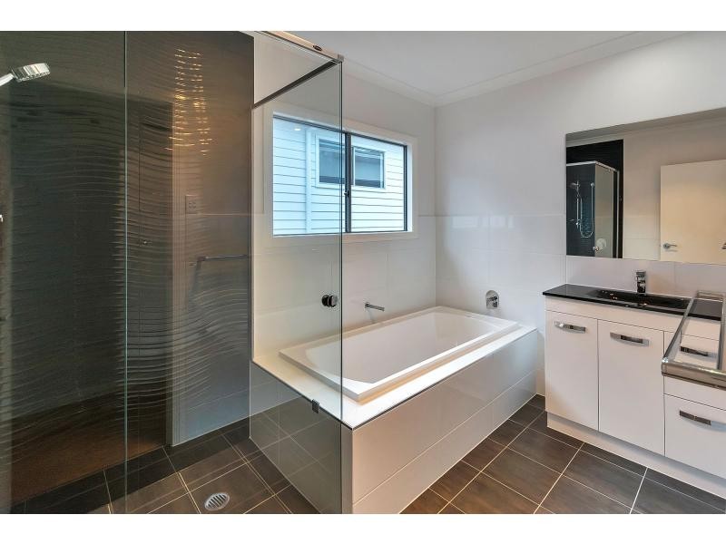 16 Howard Street, Oxley QLD 4075