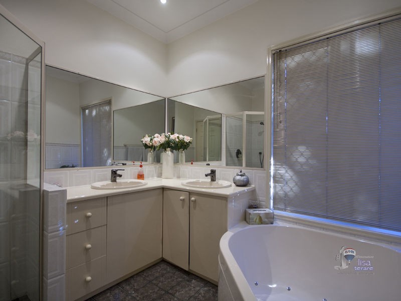 Mount Ommaney QLD 4074