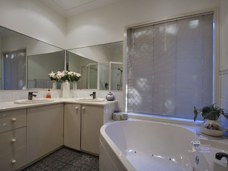 Mount Ommaney QLD 4074