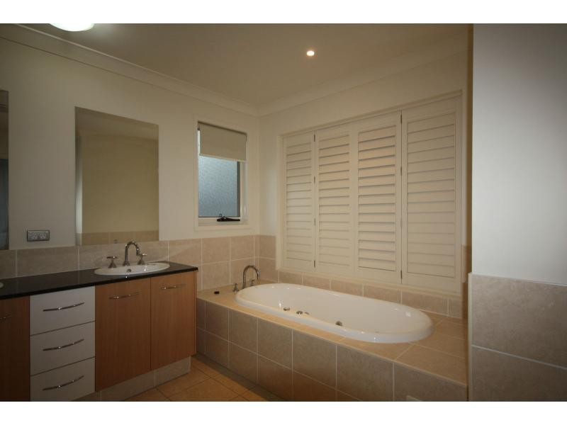 9 Fairway Court, Mount Ommaney QLD 4074