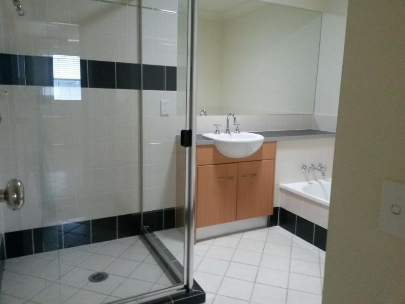 8/5 Central Avenue, Mount Ommaney QLD 4074