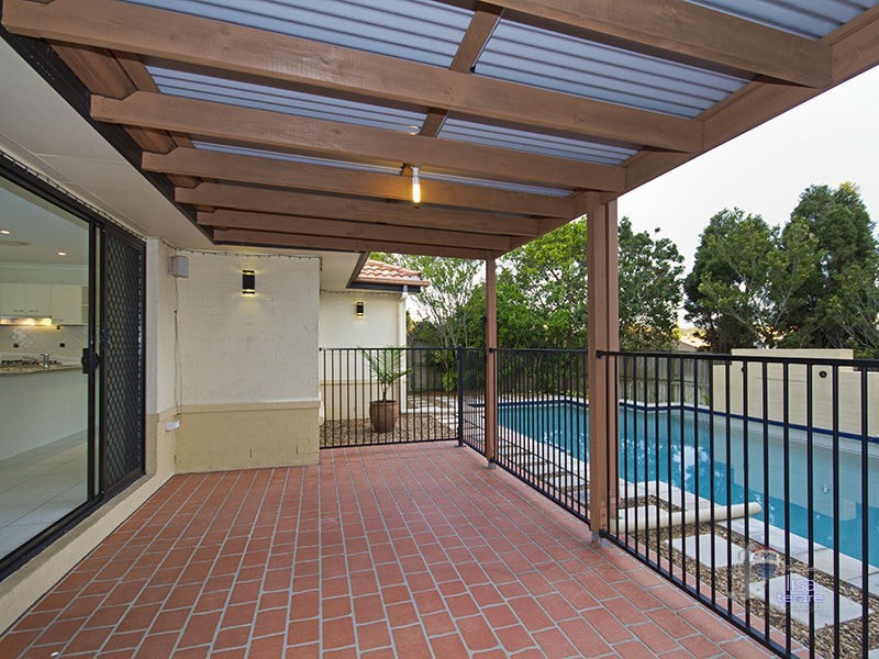 7 Daniel Close, Sinnamon Park QLD 4073
