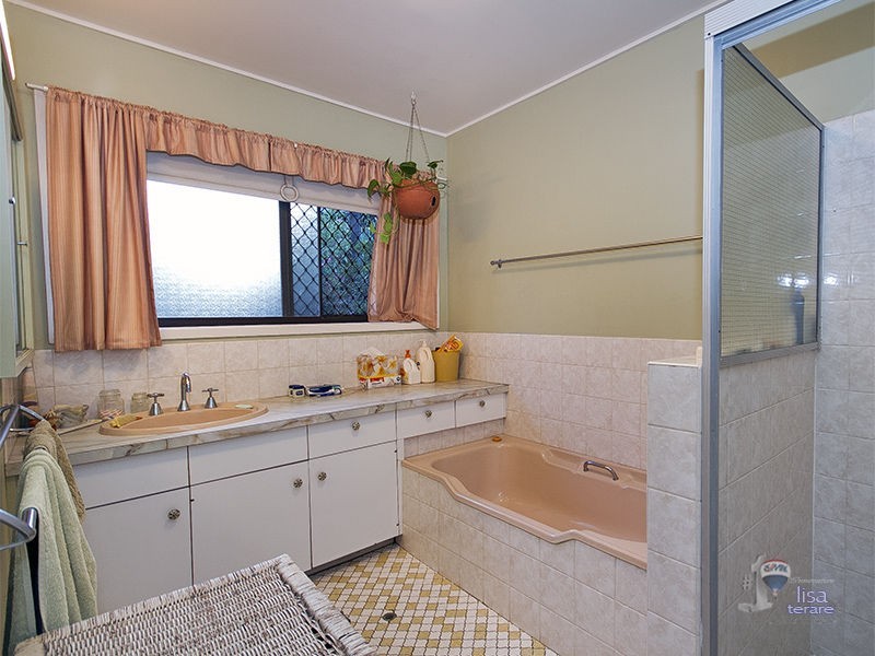 2 Mitchell Court, Mount Ommaney QLD 4074