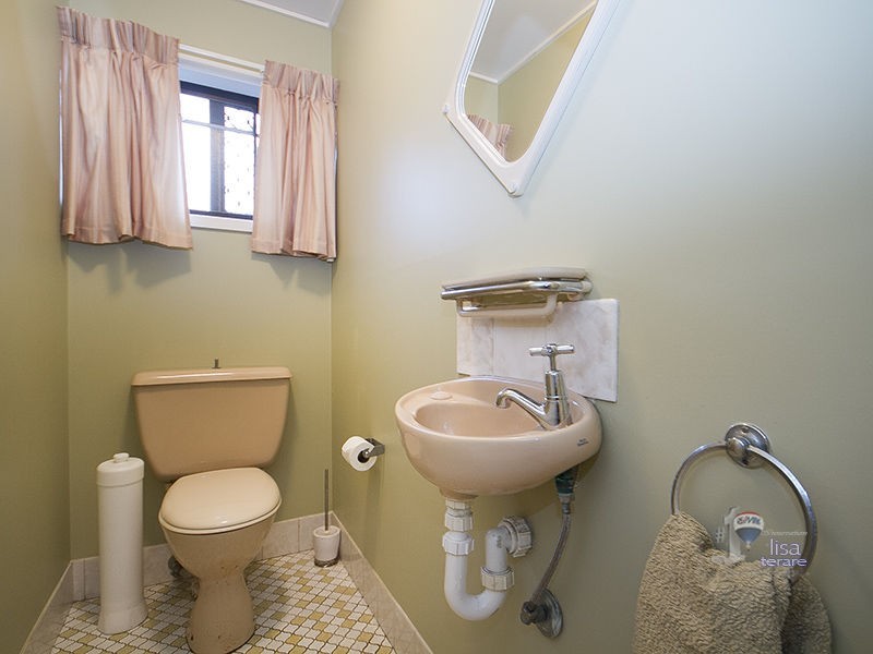 2 Mitchell Court, Mount Ommaney QLD 4074