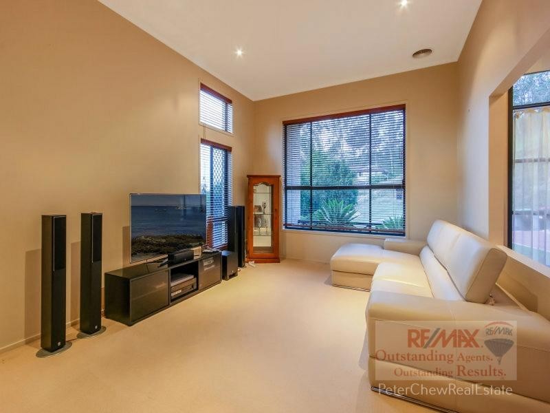 15 Summit Place, Mount Ommaney QLD 4074