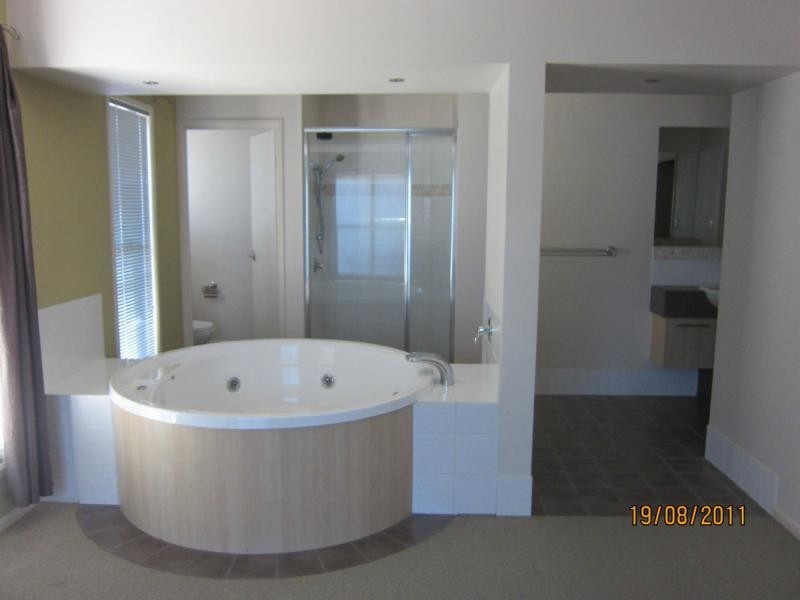 18 Saffron Place, Sinnamon Park QLD 4073