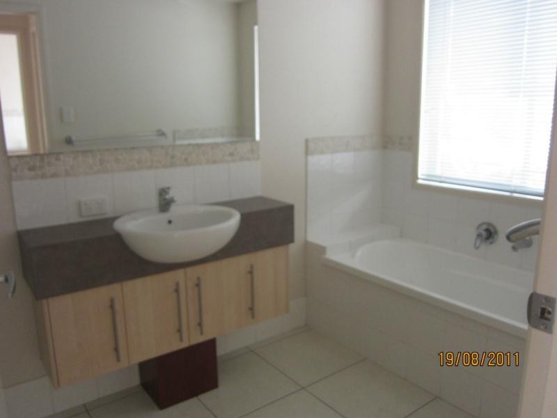 18 Saffron Place, Sinnamon Park QLD 4073