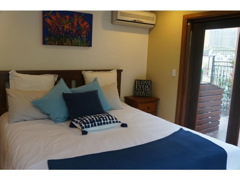 6 Logan Court, Mount Ommaney QLD 4074