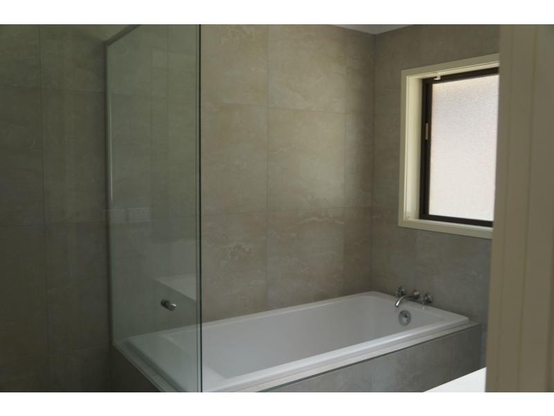 6 Logan Court, Mount Ommaney QLD 4074