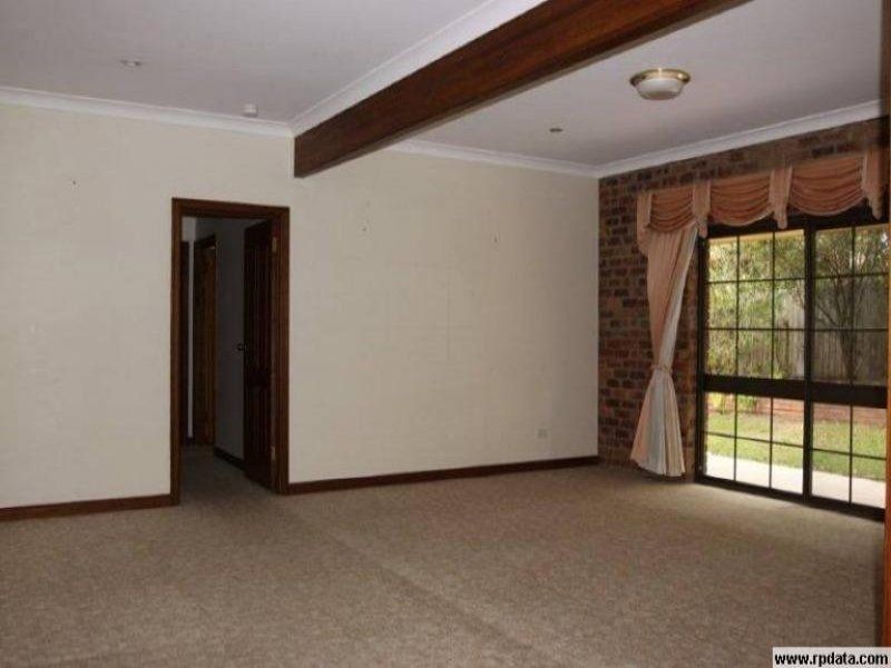 4 Darling Court, Mount Ommaney QLD 4074