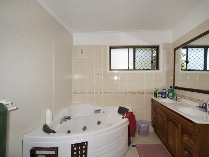 33 Addison Road, Camira QLD 4300