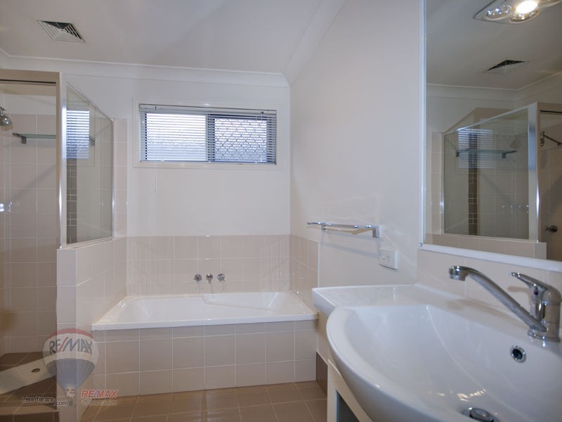 Seventeen Mile Rocks QLD 4073