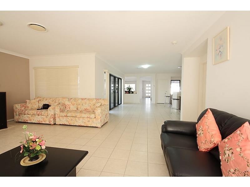 6 Central Avenue, Mount Ommaney QLD 4074