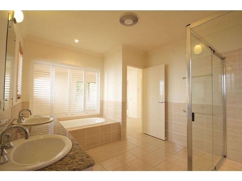 6 Central Avenue, Mount Ommaney QLD 4074