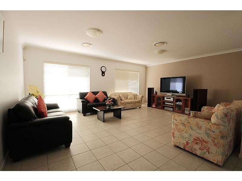 6 Central Avenue, Mount Ommaney QLD 4074