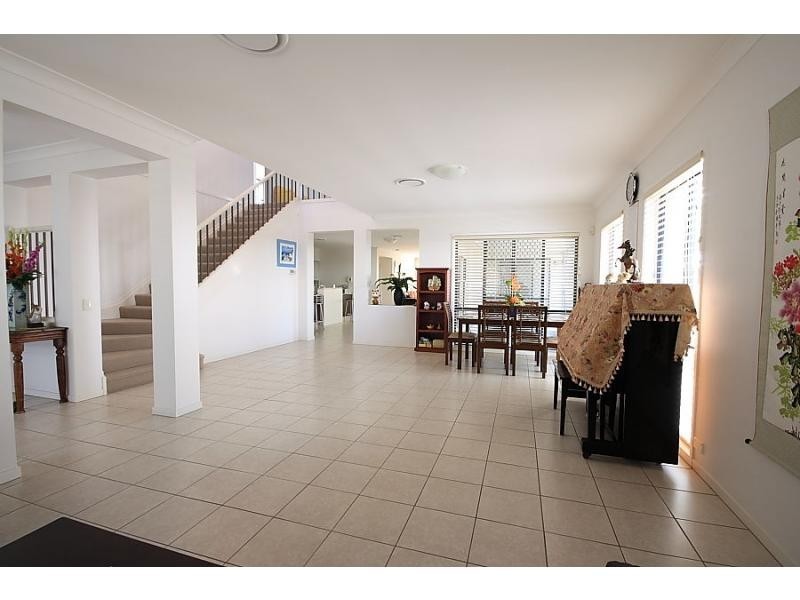 6 Central Avenue, Mount Ommaney QLD 4074