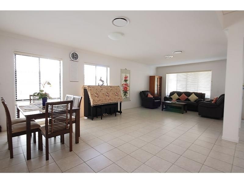 6 Central Avenue, Mount Ommaney QLD 4074