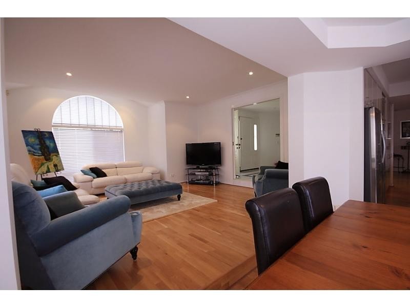 16 Becker Place, Mount Ommaney QLD 4074