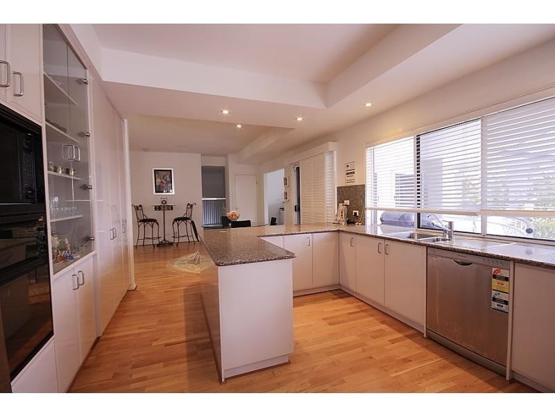 16 Becker Place, Mount Ommaney QLD 4074