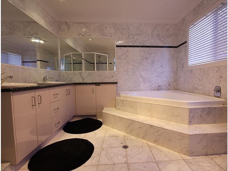 16 Becker Place, Mount Ommaney QLD 4074