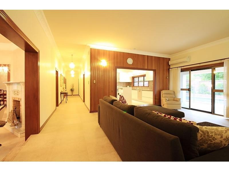 5 Evans Court, Mount Ommaney QLD 4074