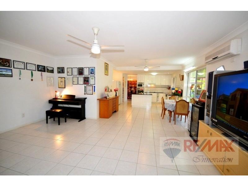 8 Lakeside Circuit, Sinnamon Park QLD 4073