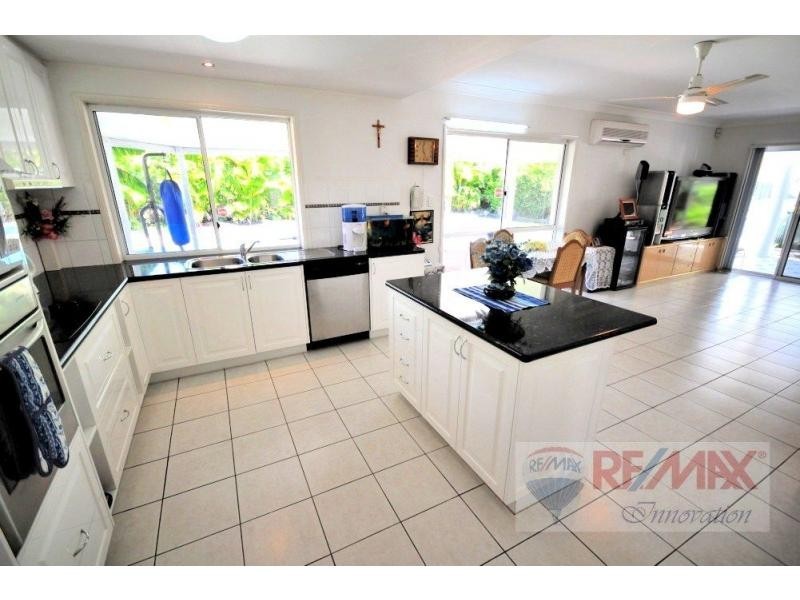 8 Lakeside Circuit, Sinnamon Park QLD 4073