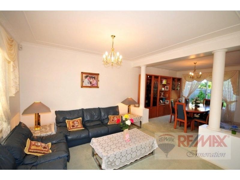 8 Lakeside Circuit, Sinnamon Park QLD 4073