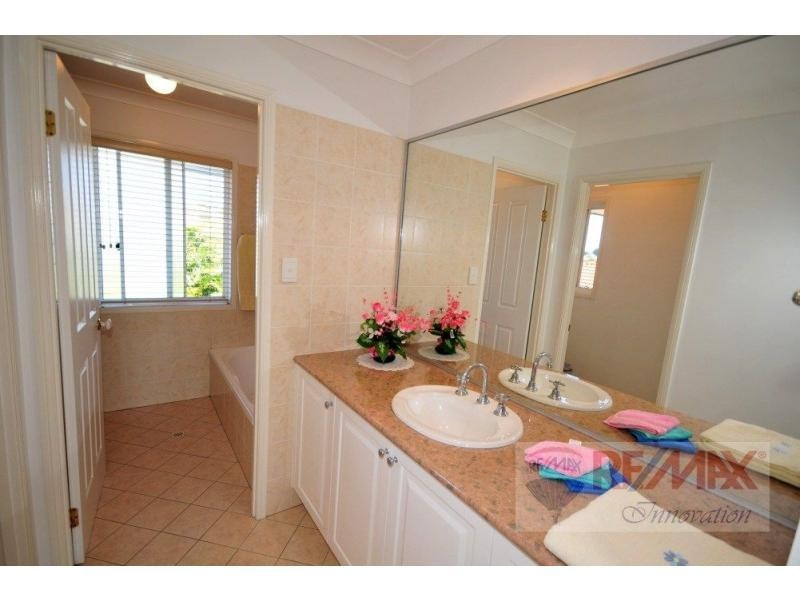 8 Lakeside Circuit, Sinnamon Park QLD 4073