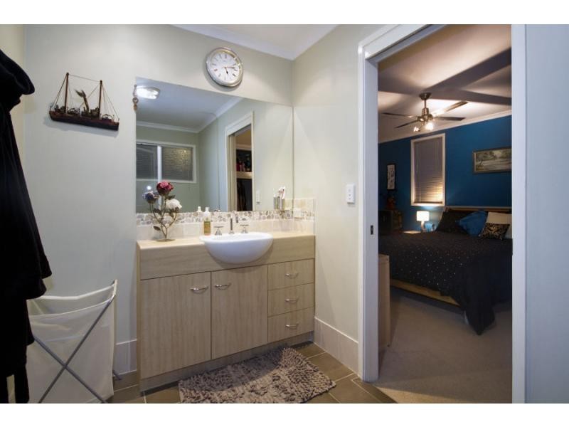 10 Ebrill Street, Jamboree Heights QLD 4074