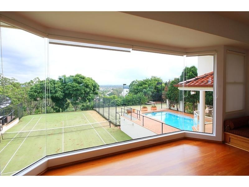 8 Becker Place, Mount Ommaney QLD 4074