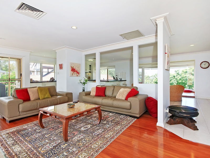 8 Becker Place, Mount Ommaney QLD 4074