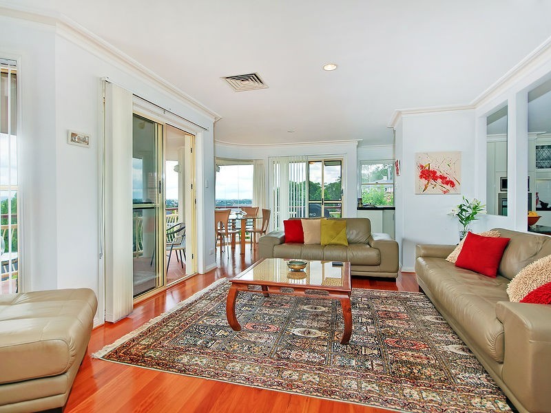 8 Becker Place, Mount Ommaney QLD 4074