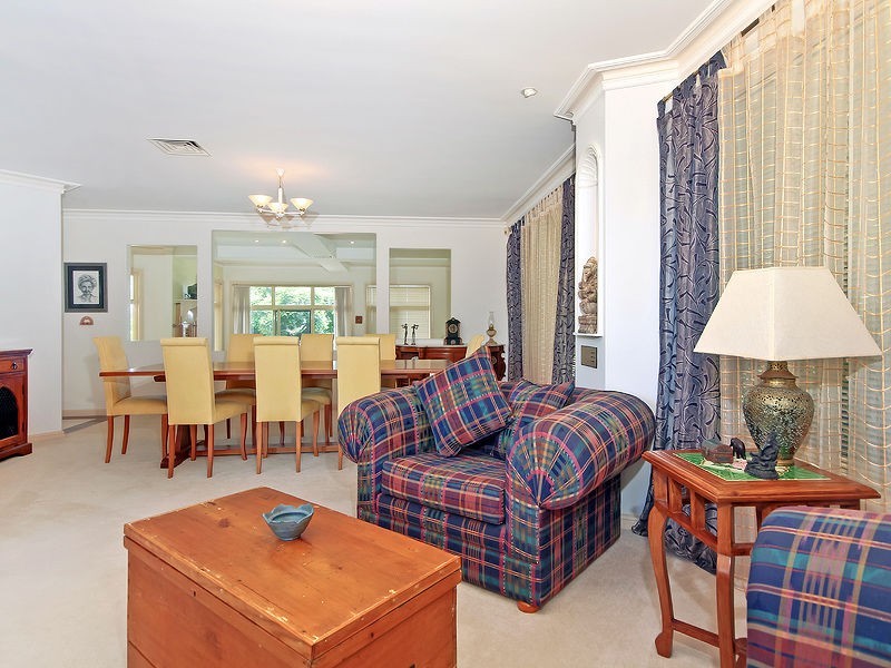 8 Becker Place, Mount Ommaney QLD 4074