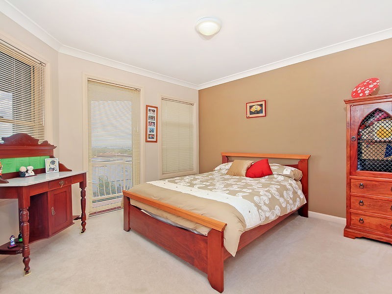 8 Becker Place, Mount Ommaney QLD 4074