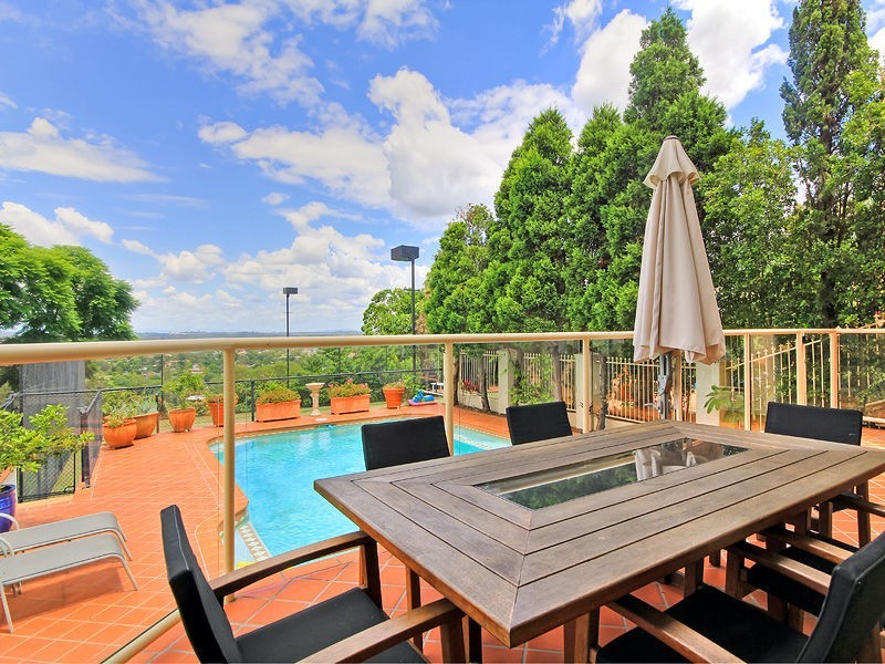 8 Becker Place, Mount Ommaney QLD 4074