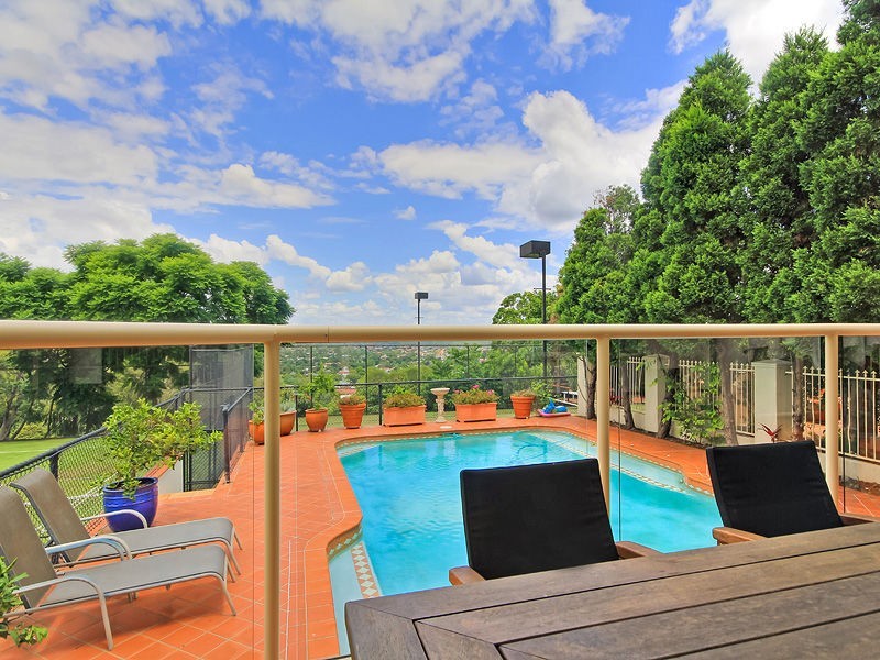 8 Becker Place, Mount Ommaney QLD 4074