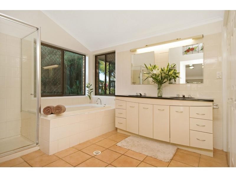 6 Moncrieff Court, Mount Ommaney QLD 4074