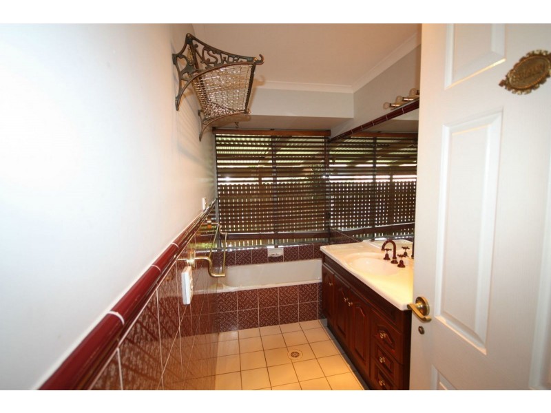 103 Arrabri Ave, Mount Ommaney QLD 4074