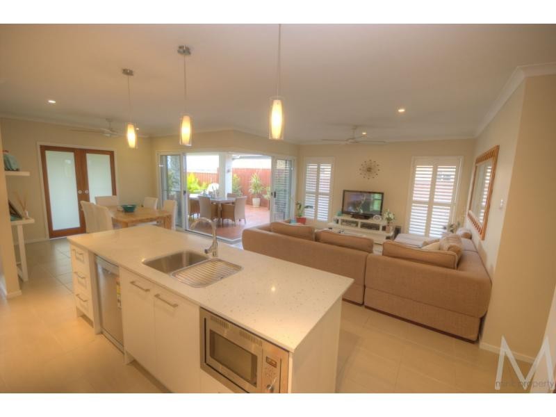 16 ELLIS Place, BRIGHTWATER, Mountain Creek QLD 4557