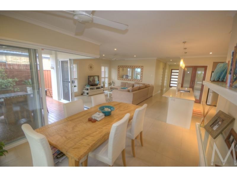 16 ELLIS Place, BRIGHTWATER, Mountain Creek QLD 4557