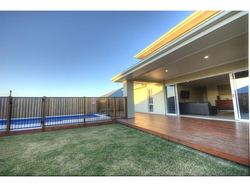 8 WARBLER Street, BRIGHTWATER, Mountain Creek QLD 4557