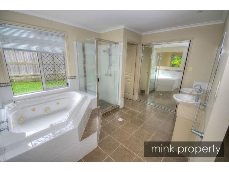 9 Calais Court, Kuluin QLD 4558