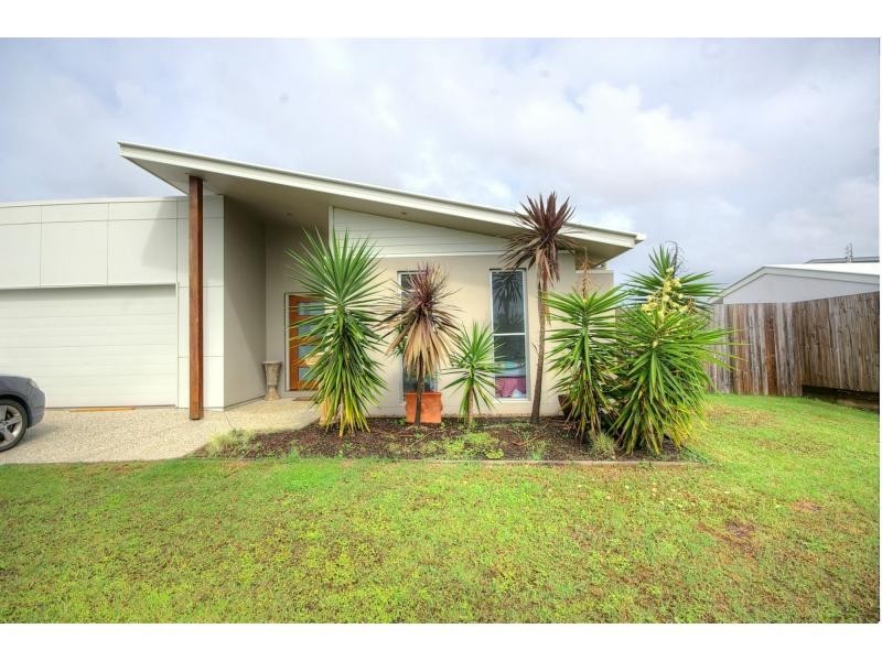 4 Robur Crescent, BRIGHTWATER, Mountain Creek QLD 4557