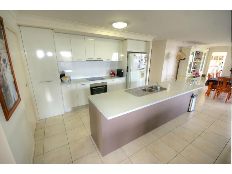 4 Robur Crescent, BRIGHTWATER, Mountain Creek QLD 4557