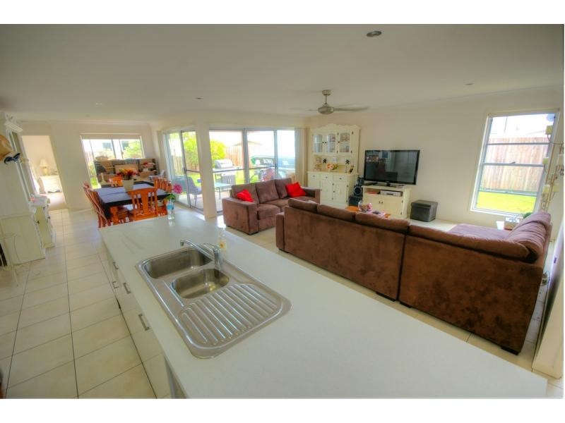 4 Robur Crescent, BRIGHTWATER, Mountain Creek QLD 4557