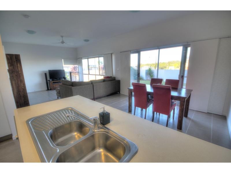 1/8 Holloway Street, BRIGHTWATER, Mountain Creek QLD 4557